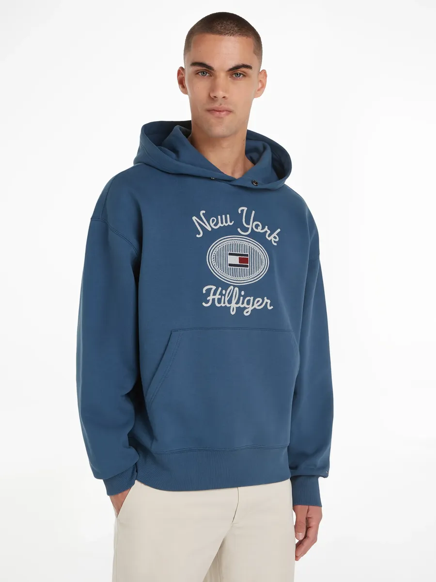 

Толстовка Tommy Hilfiger "HILFIGER NY HOODY" с контрастным принтом, цвет Aegean Sea