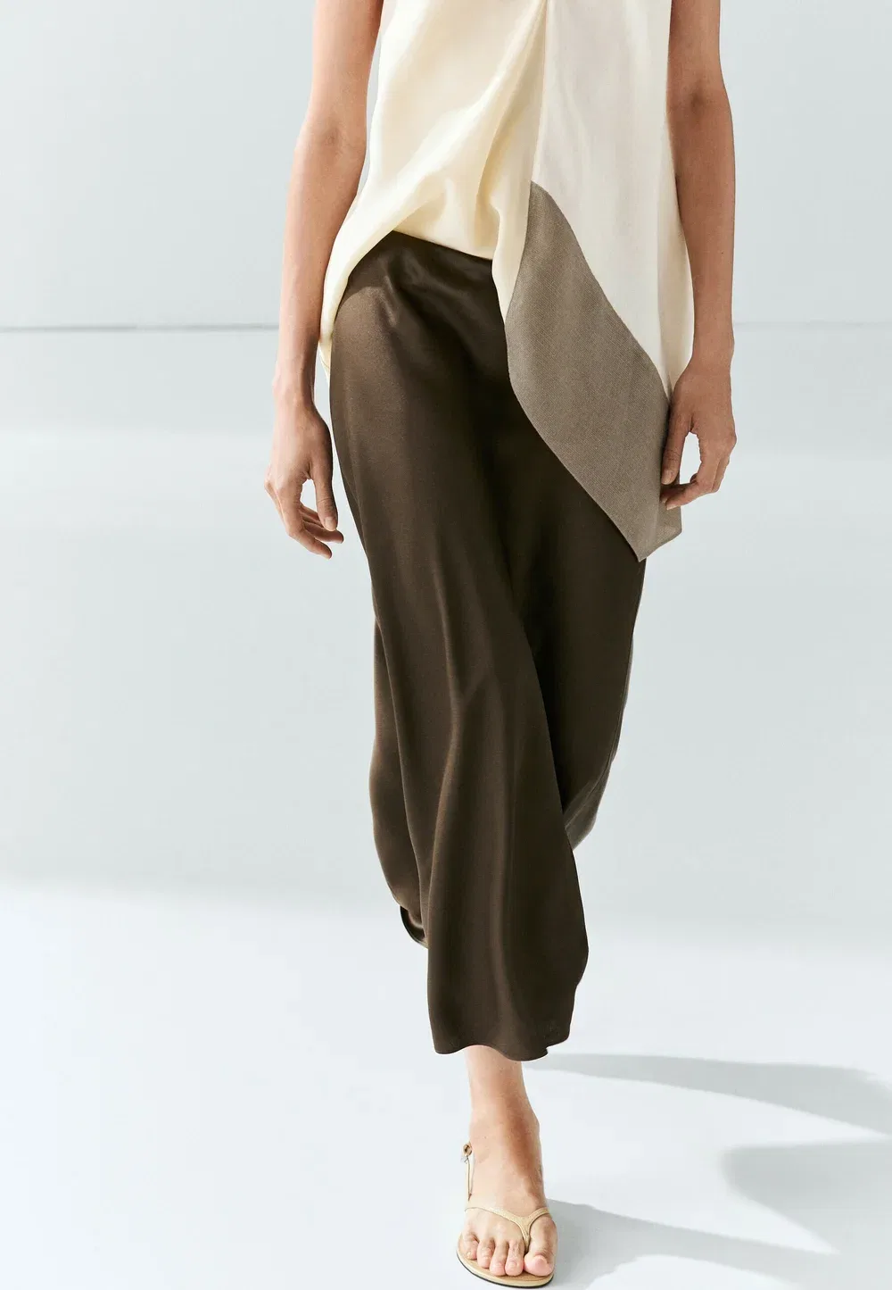 Струящаяся атласная юбка - юбка А-силуэта Massimo Dutti, Dark Brown — фото 4