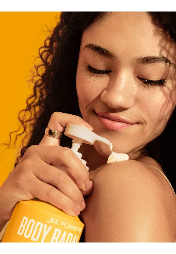 Лосьон для тела с гиалуроновой кислотой Body badalada vitamin-infused lotion Sol De Janeiro 400 мл — фото 2