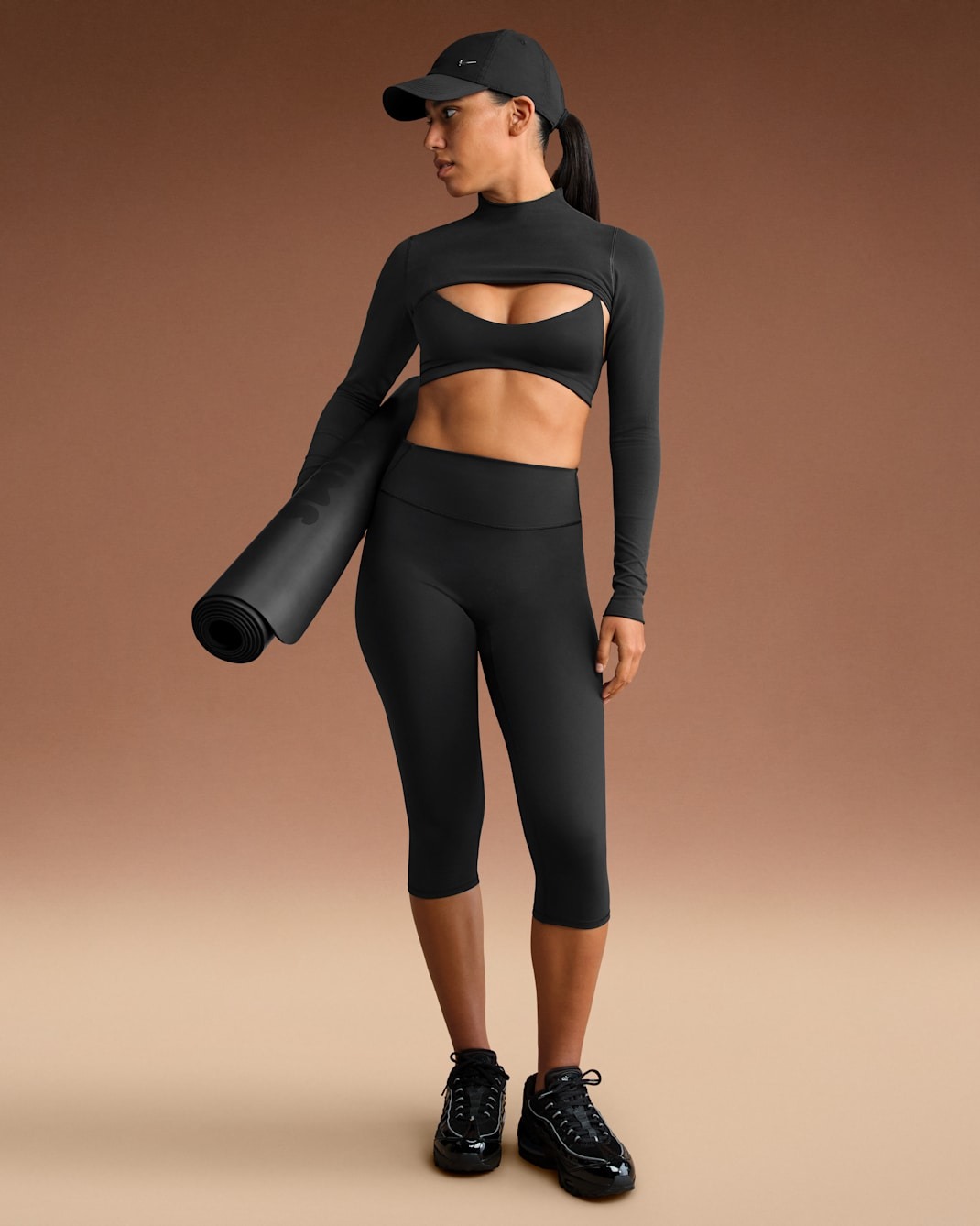 Спортивный топ NikeSKIMS Matte Women's Micro-Scoop, черный — фото 4