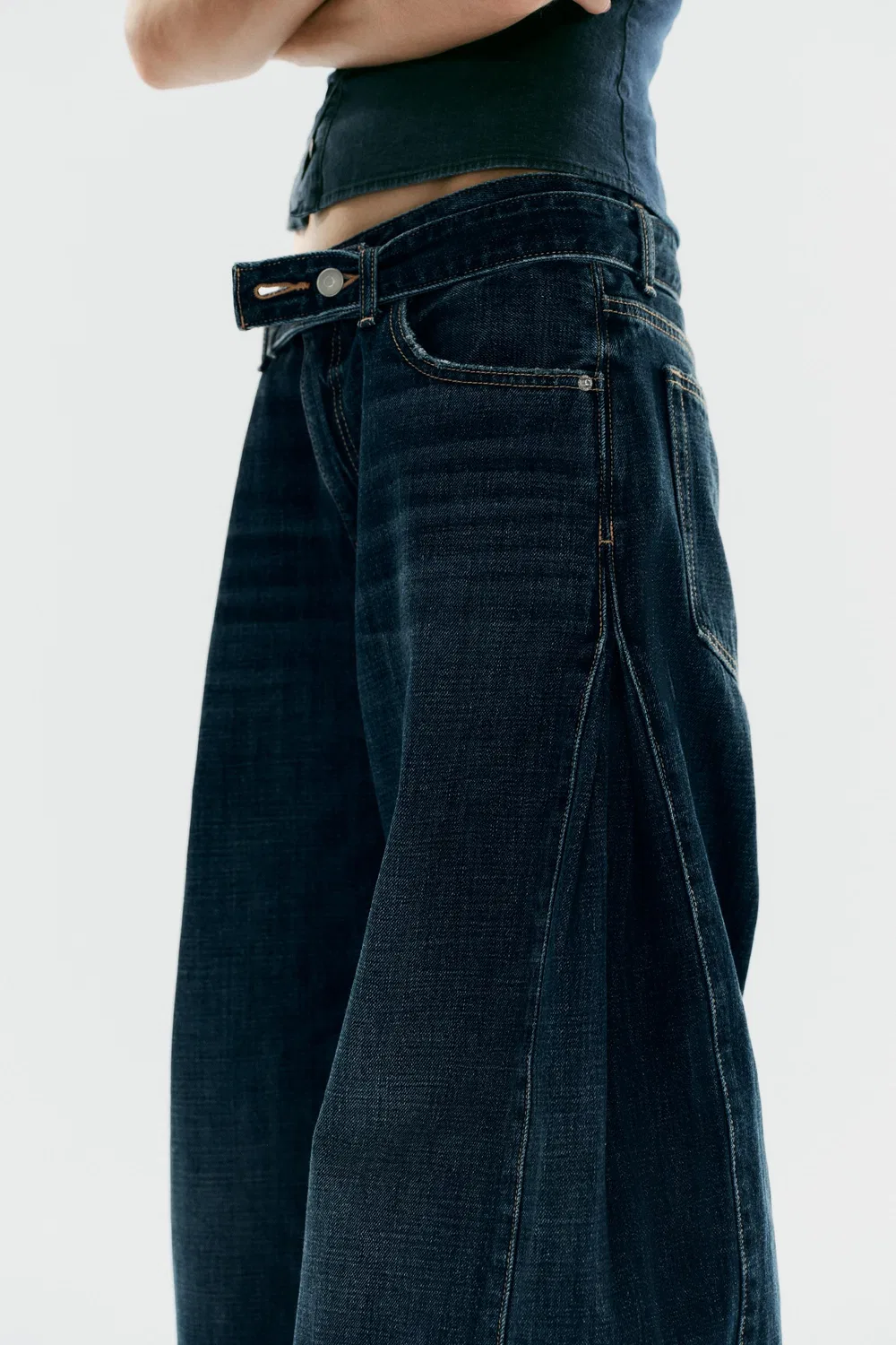 Джинсы TRF со средней посадкой, складками и поясом ZARA, Navy blue — фото 4