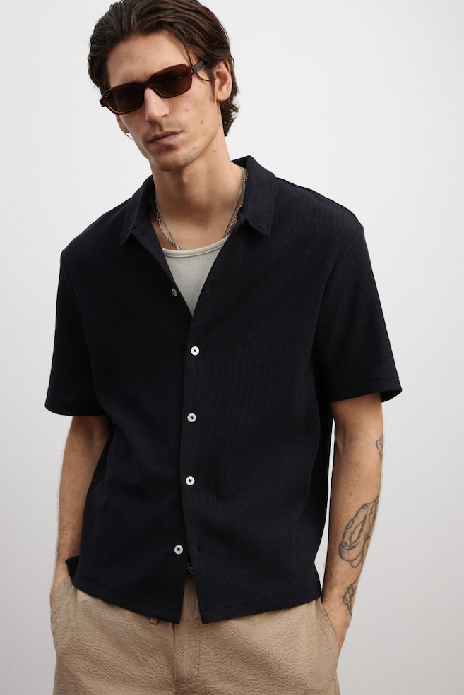 

Рубашка из джерси с короткими рукавами, прямого кроя. H&M, синий