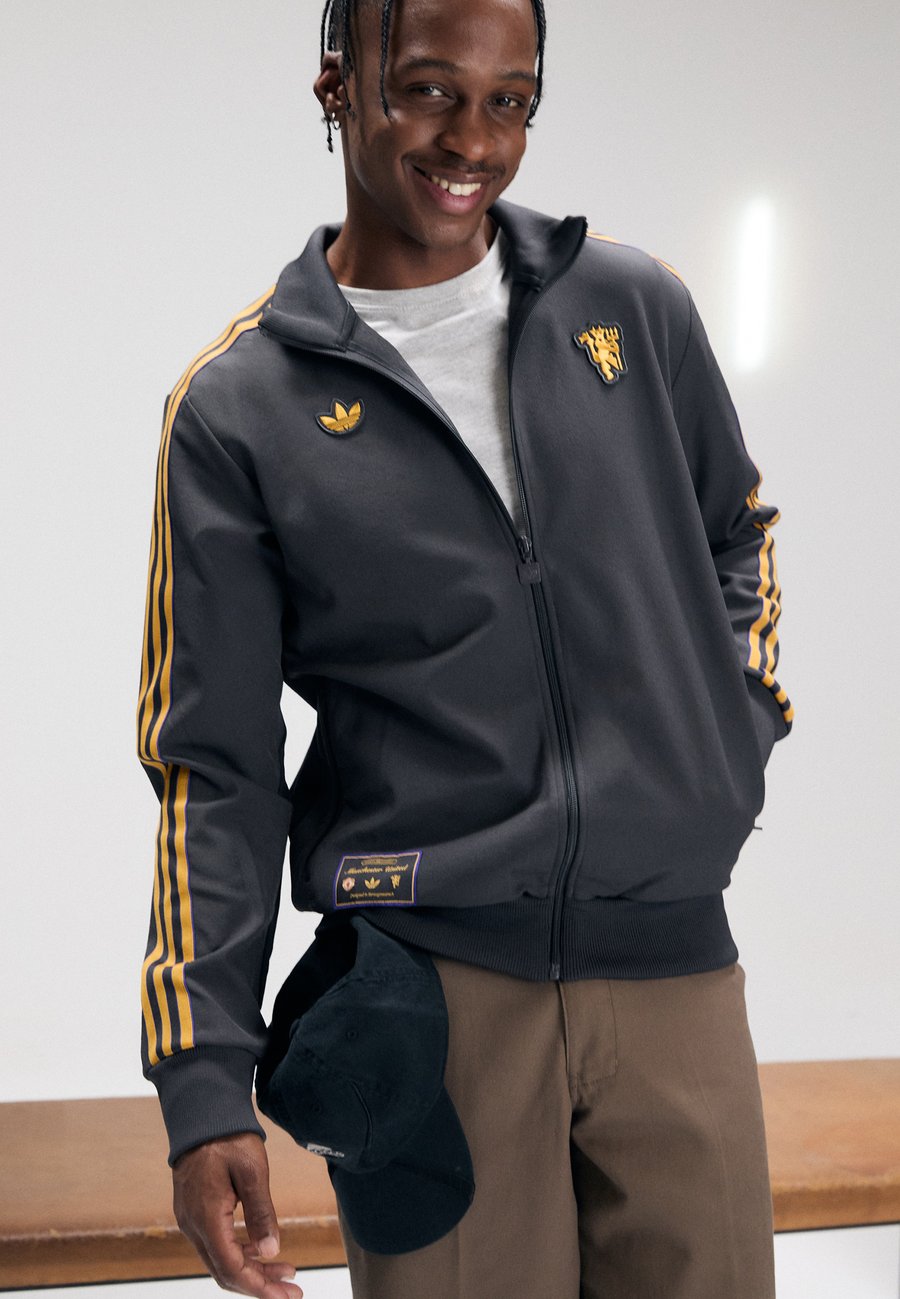 

Толстовка Adidas Originals MANCHESTER UNITED ICON TRACK TOP, Utility Black/Black