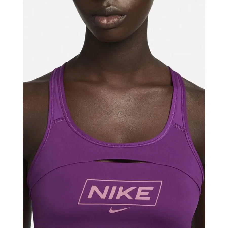 Женский спортивный бюстгальтер средней поддержки с принтом Swoosh, модель Pro, Nike, Фиолетовый — фото 3