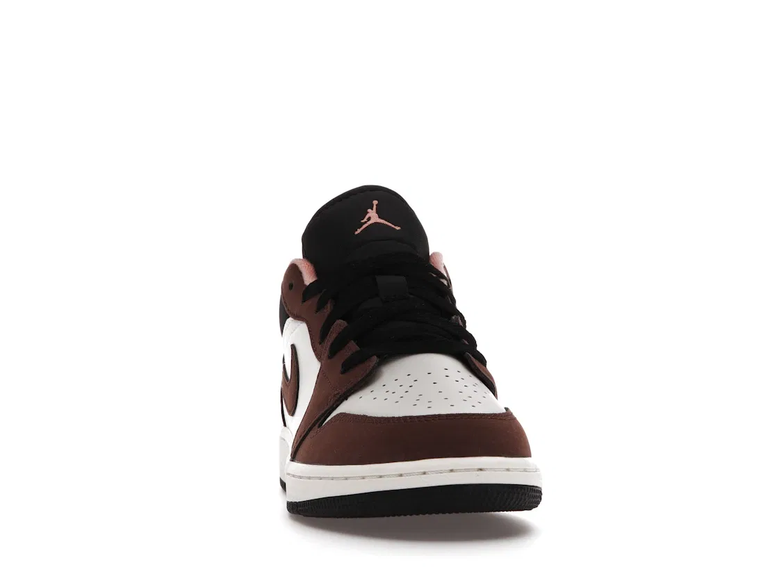 Детские кроссовки Lifestyle с замшевыми накладками Jordan 1 Low Mocha Jordan, Light Chocolate/Crimson Bliss-Black-Sail — фото 2