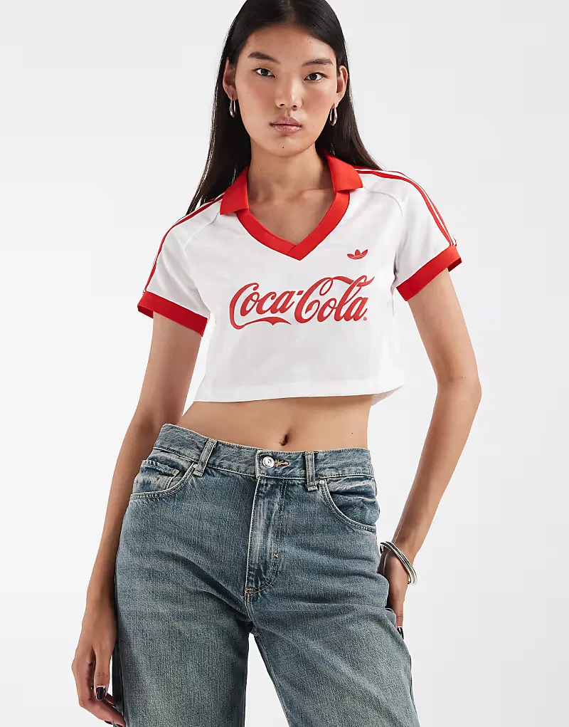 Укороченная футболка Adidas Originals Coca-Cola с тремя полосками