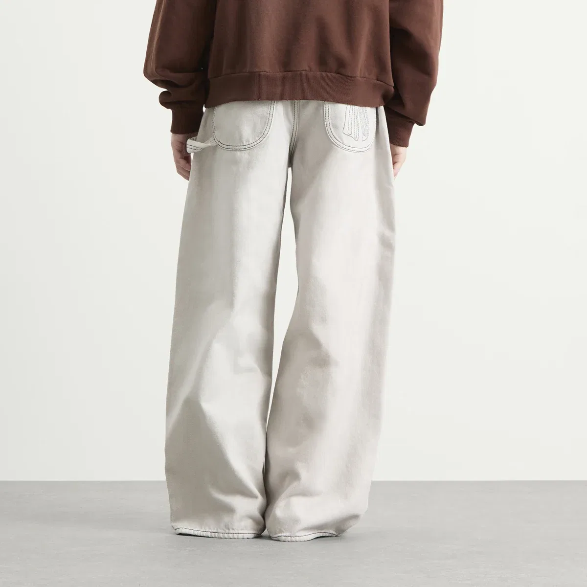 Брюки джинсовые свободного кроя Bow Denim Trouser Acne Studios, White/Ecru — фото 3