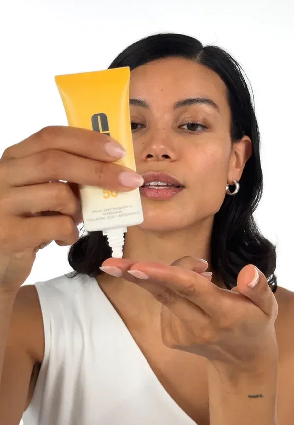 Увлажняющий солнцезащитный крем UV Solutions SPF 50 - защита от солнца 40 мл Clinique — фото 2
