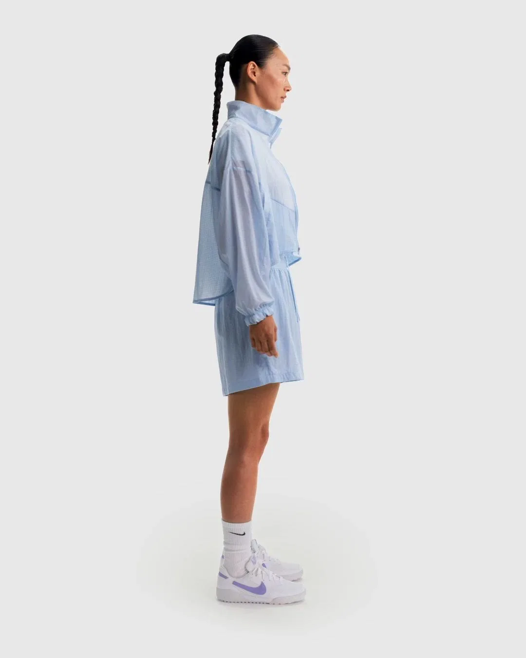 Женская куртка-ветровка легкая с капюшоном NIKE Sportswear Oversized Lightweight Ripstop Jacket, Clear Blue — фото 2