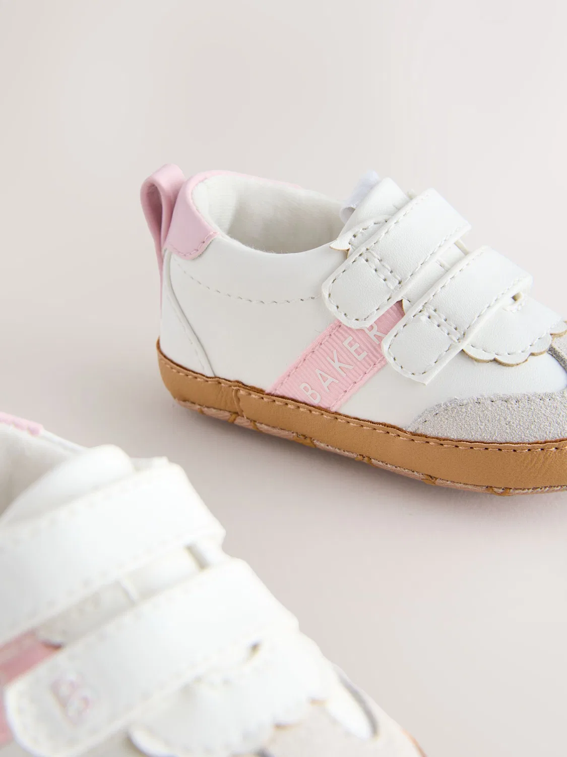 Кроссовки Baker by Ted Baker Baby Gum Sole Trainers Padders, белые/розовые — фото 4