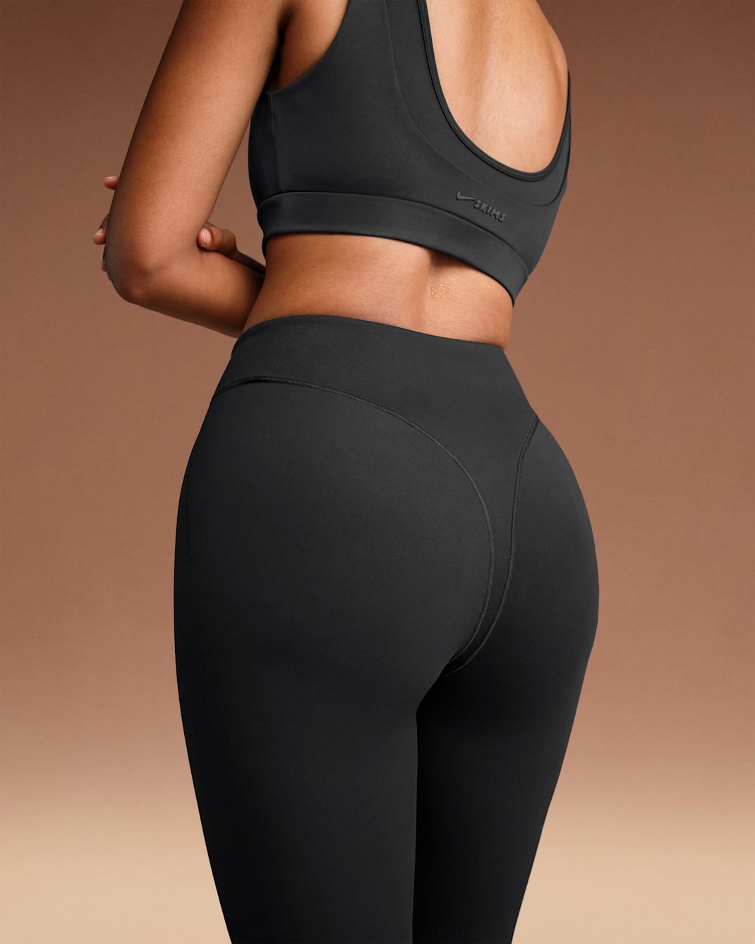 Леггинсы NikeSKIMS Matte Women's High-Waisted V-Line 26", черный — фото 3