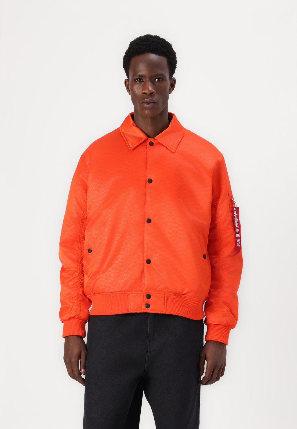 

Куртка-бомбер COACH LOGO JACKET Alpha Industries, оранжевый