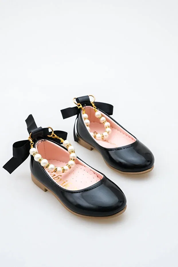Детские балетки для девочек с жемчугом Shiny black ankle pearl detailed girls' ballerinas with bow ribbon Kateyler, Glossy Black — фото 2