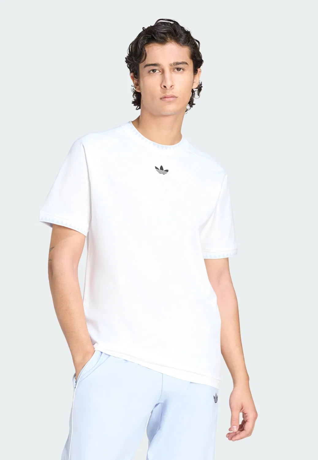 Футболка Adidas Originals белого цвета — фото 2