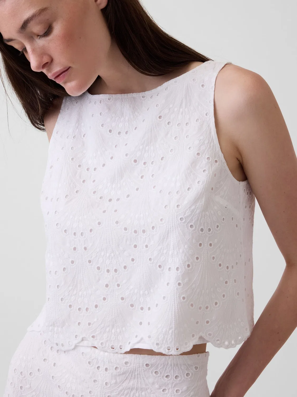 Топ-жилет Gap White Eyelet Crop Shell, белый — фото 4