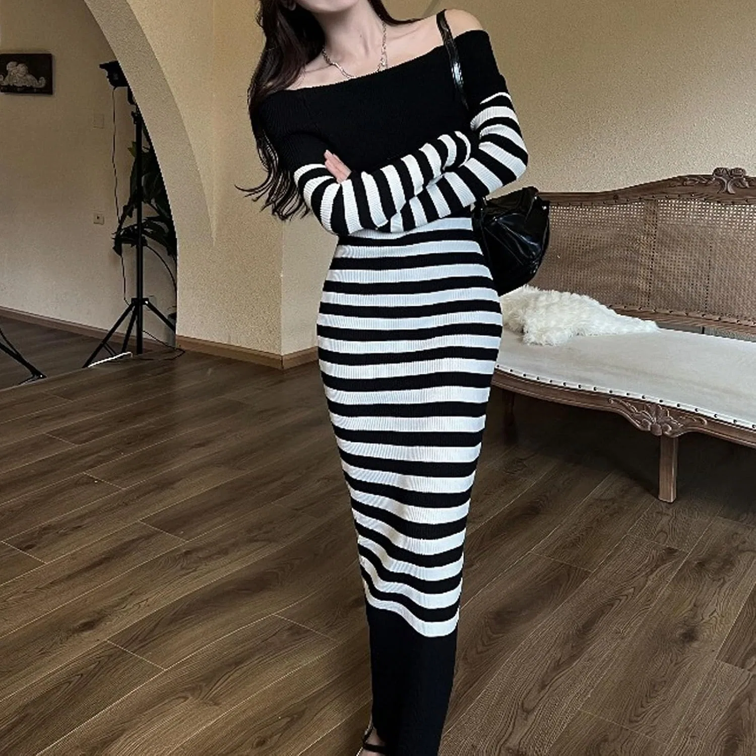 Женское платье-свитер офф-шолдер с длинным рукавом, облегающее, Black Stripe — фото 2