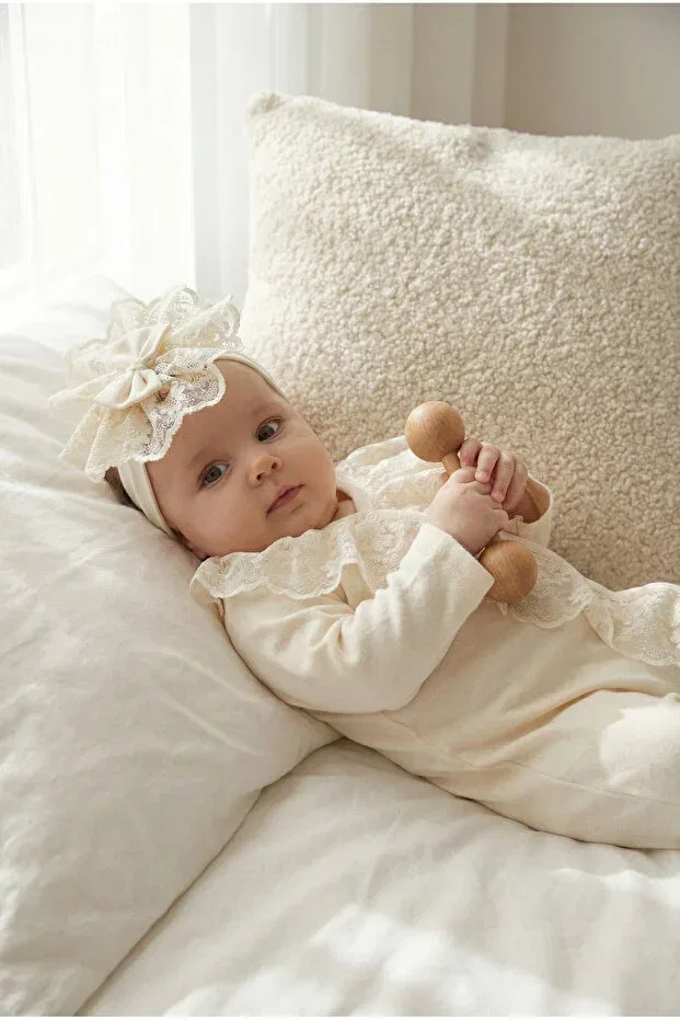 Детский комбинезон для девочек кружевной с комплектом повязки Little princess cream lace cotton interlock baby romper and hair band set Montina, Ecru — фото 2