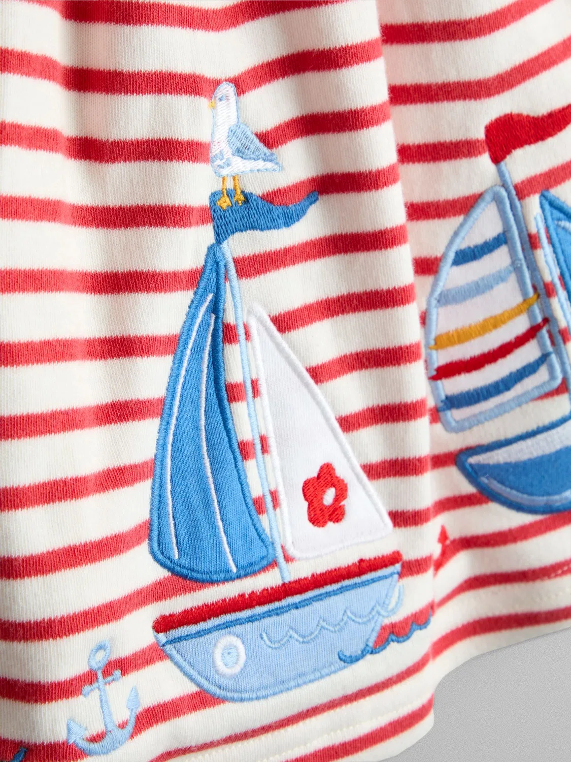 Платье с аппликацией лодка, Classic Button Front Jojo Maman Bébé, красное — фото 4
