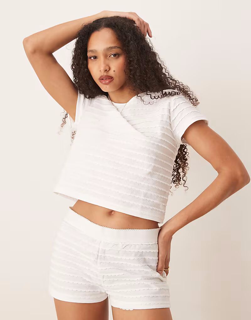 

Футболка с ажурным узором и короткая пижама ASOS DESIGN белого цвета