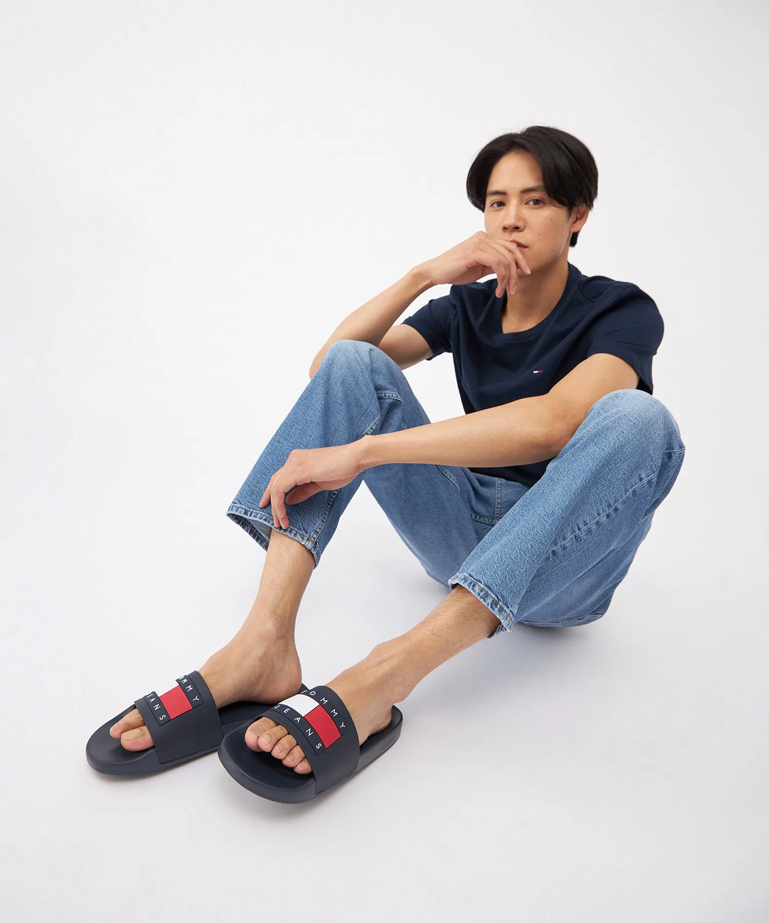 Мужские шлепанцы TOMMY JEANS для бассейна — фото 4