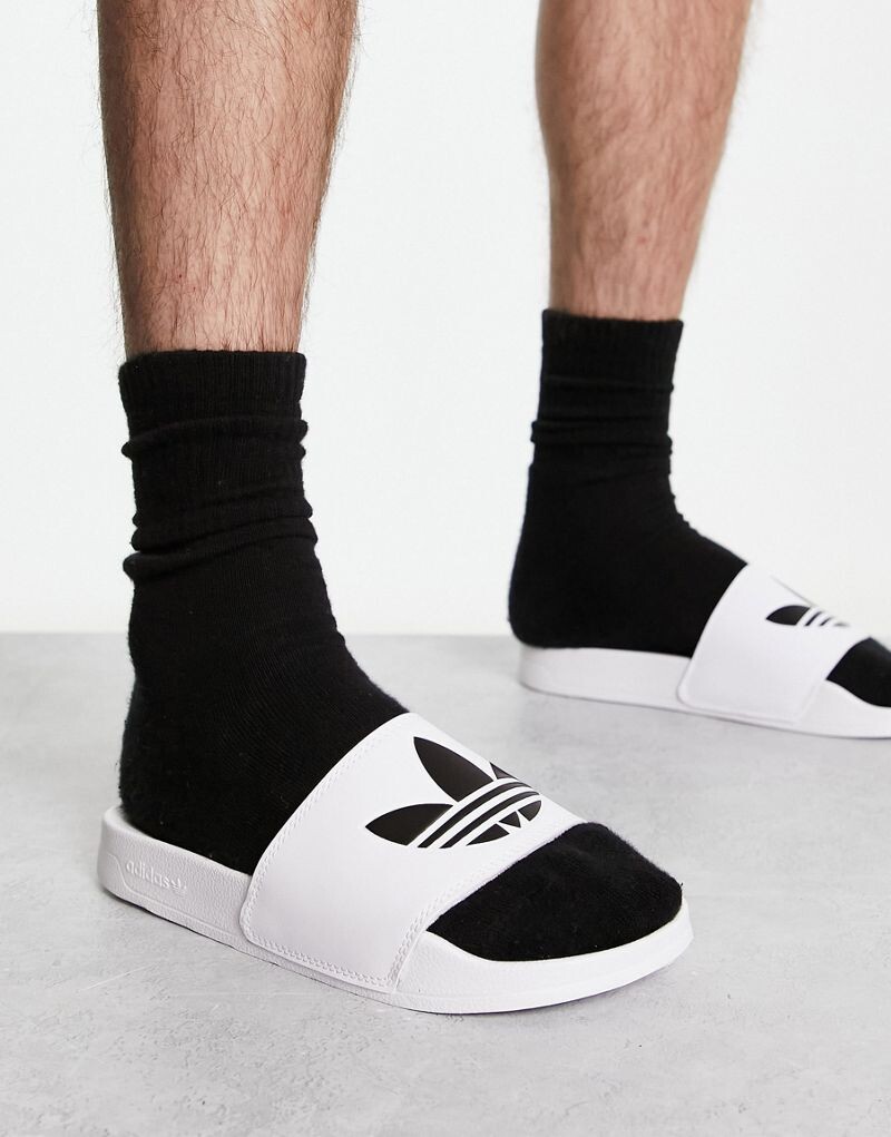 

Белые шлепанцы adidas adilette lite