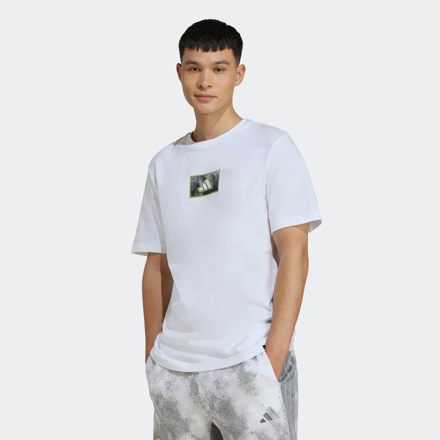Детская хлопковая футболка с камуфляжным принтом Adidas Sportswear, White — фото 2