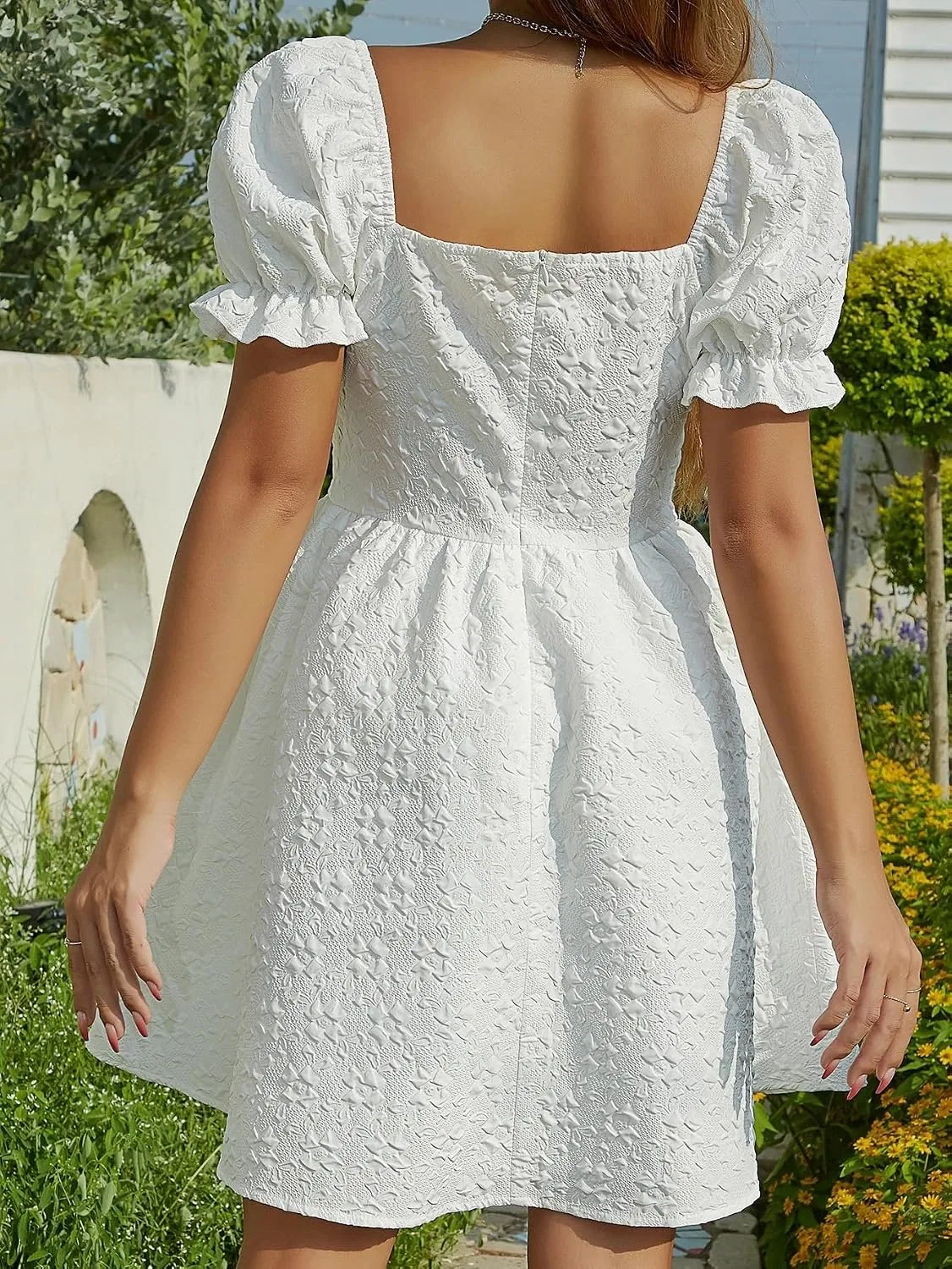 Женское короткое платье с пышными рукавами и драпировкой на груди, White — фото 2