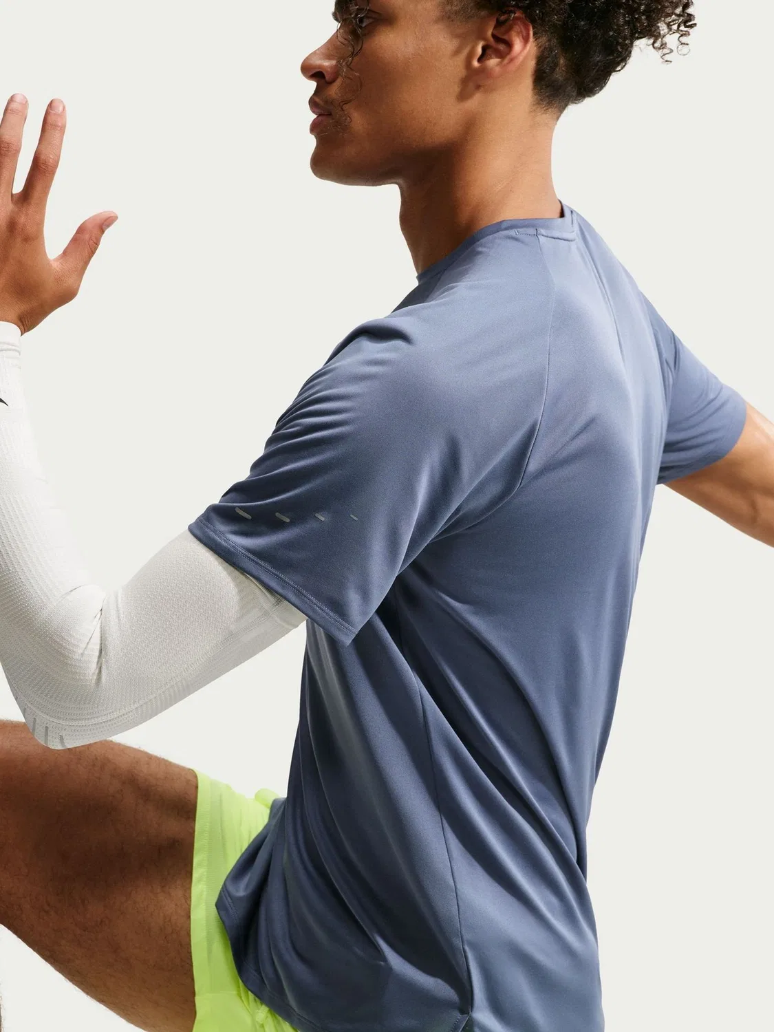 Футболка Nike Dri-FIT Stride Running, Diffused Blue — фото 4