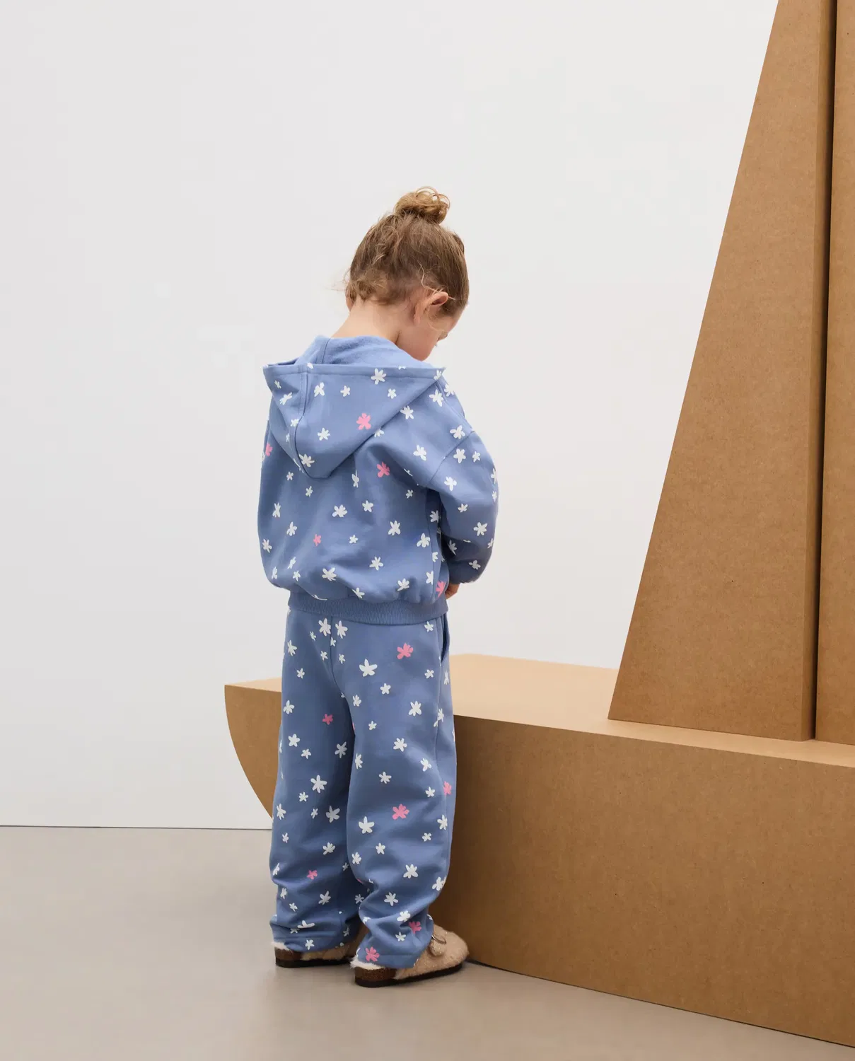 Детский комплект для девочки с принтом Conjunto tres piezas fantasía sudadera abierta capucha all over print y pantalón all over print estrellas Kids El Corte Inglés, Azul Marino — фото 3