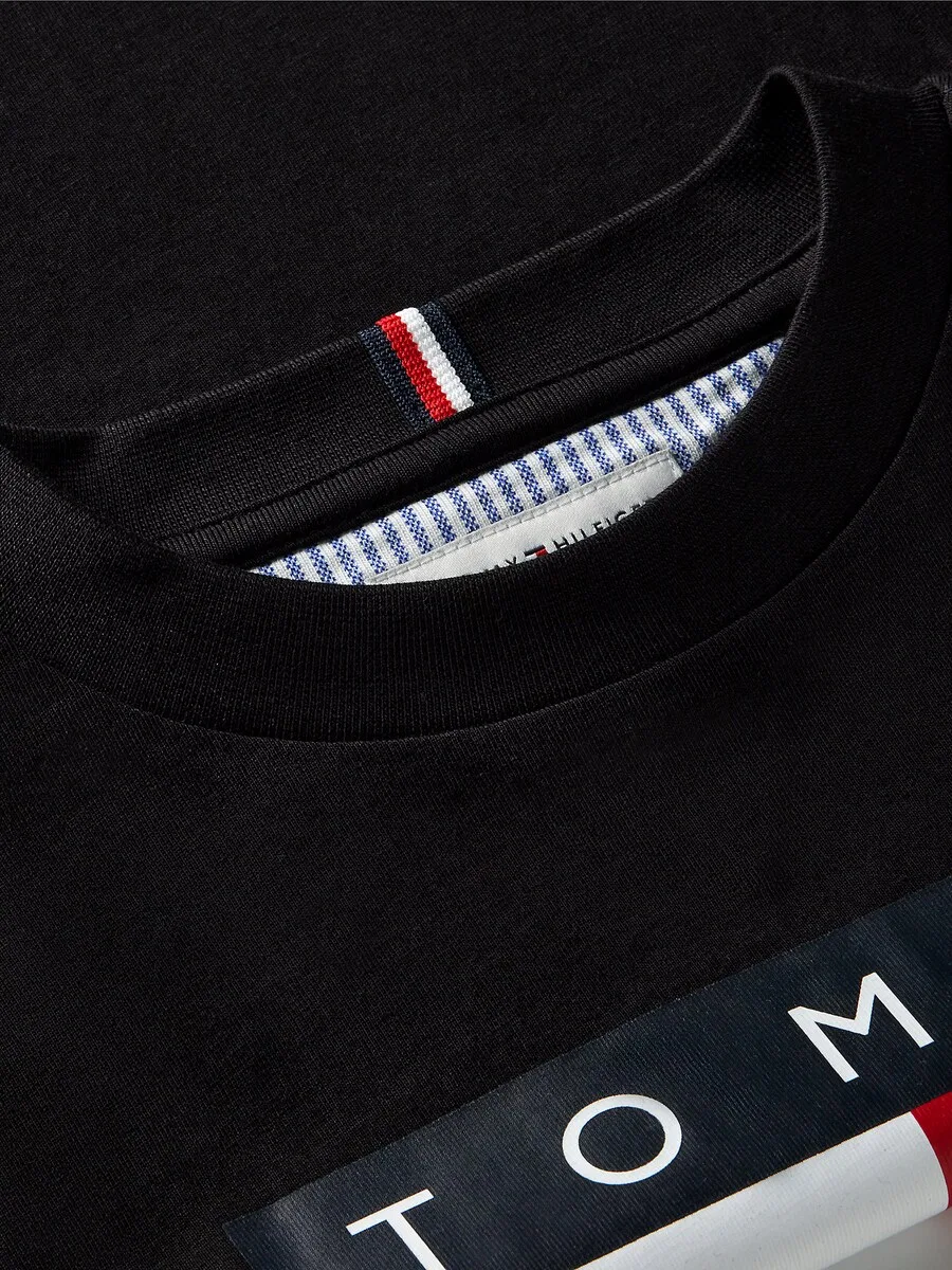 Футболка TOMMY HILFIGER с логотипом «Флаг» черного цвета — фото 2