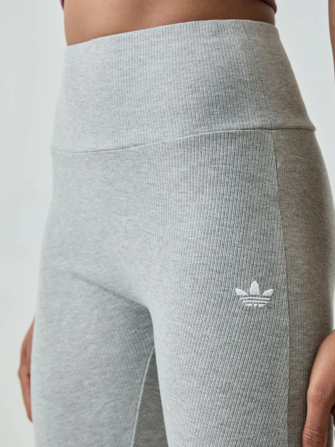 Леггинсы с заниженной талией, расклешенные, adidas Originals, серые — фото 4