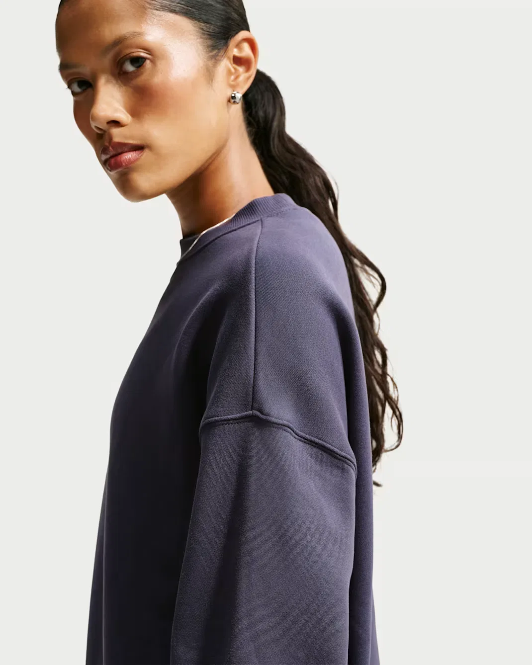 Женская толстовка оверсайз с круглым вырезом Nike Studio Fleece Medium Weight, Gridiron/Sail — фото 2