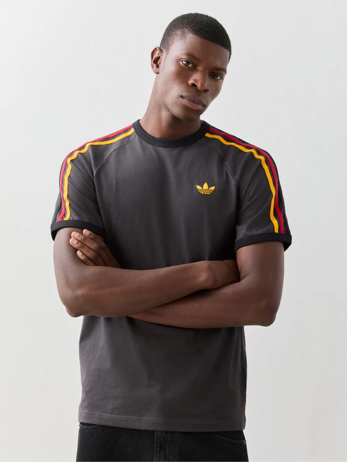 Футболка с контрастной горловиной, adidas Originals, угольно-серый