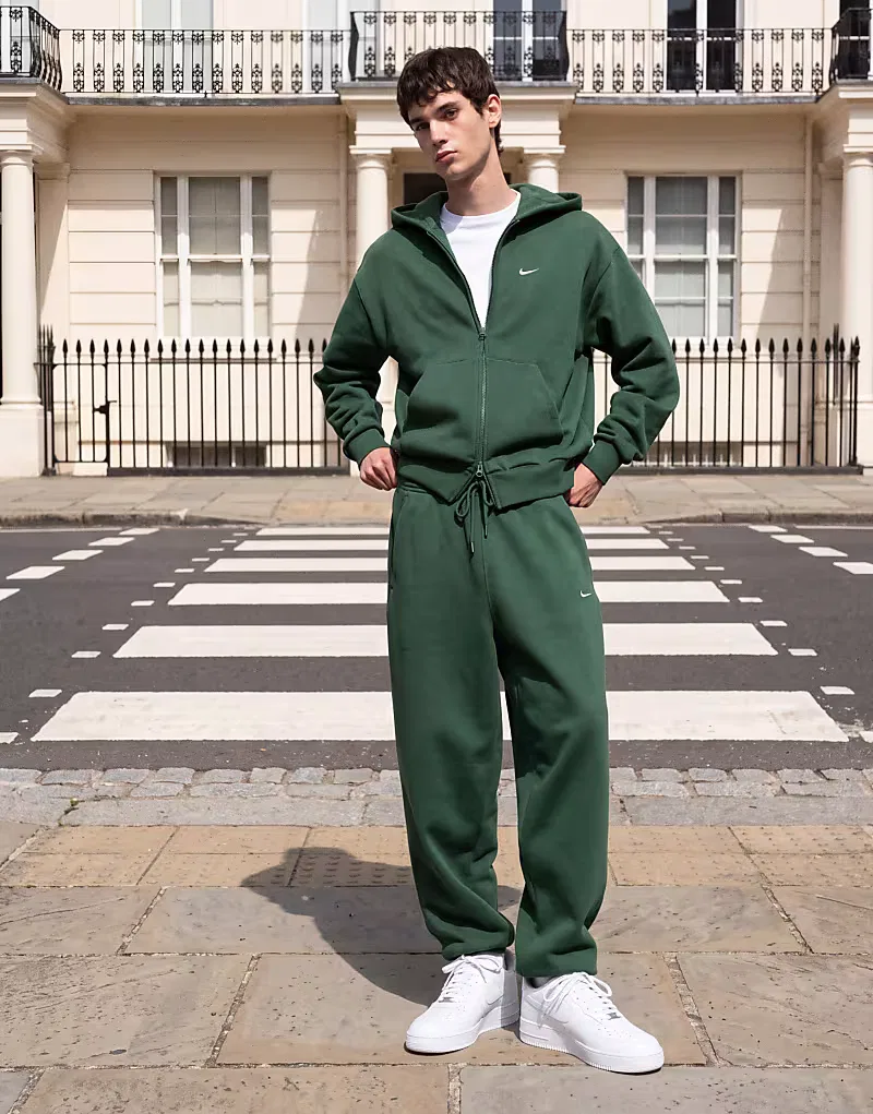 Спортивные брюки Nike Solo Fleece с логотипом и манжетами, темно-зеленый — фото 2