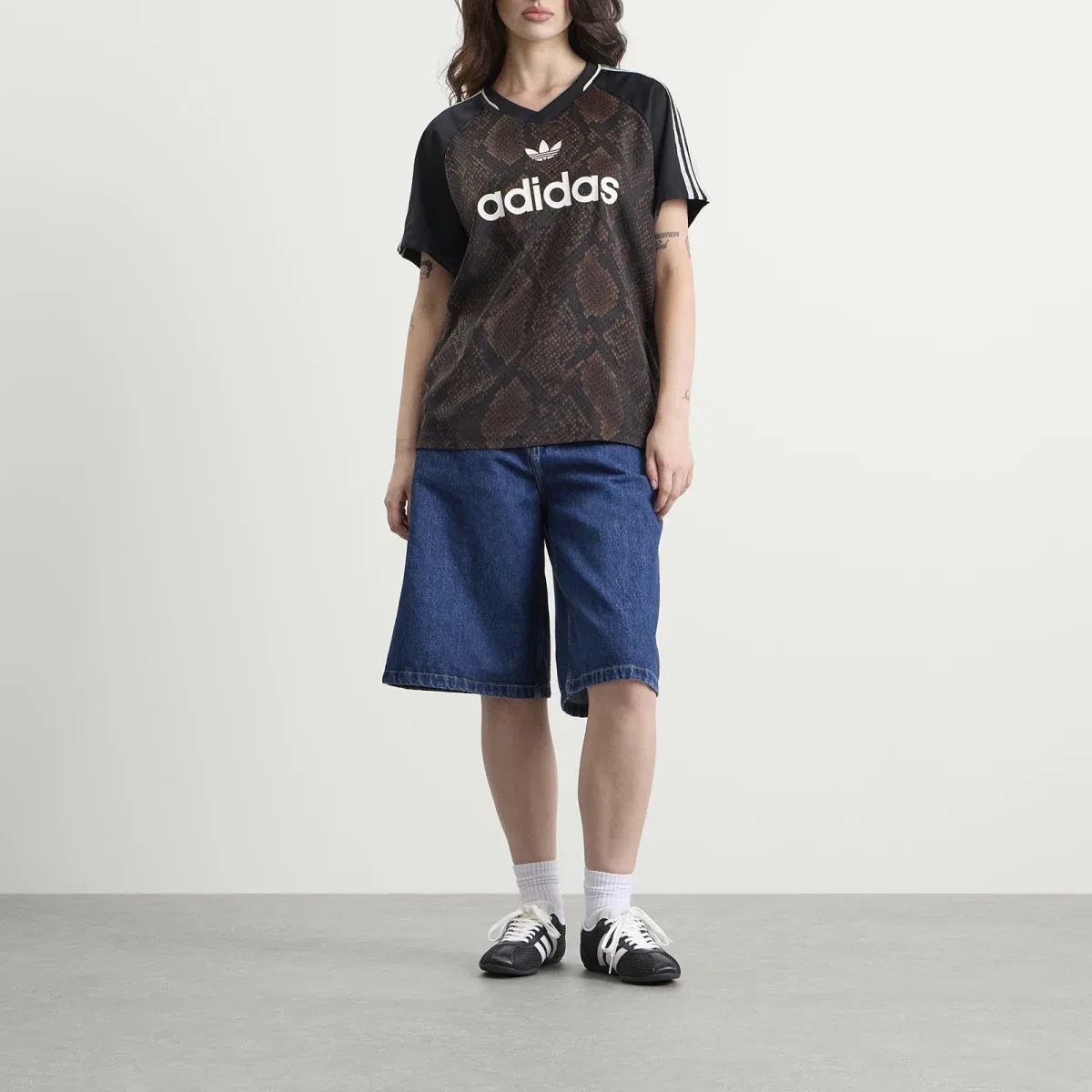 Женская футболка из сатина с принтом Satin jersey Adidas, Earth Strata & Aurora Coffee — фото 4