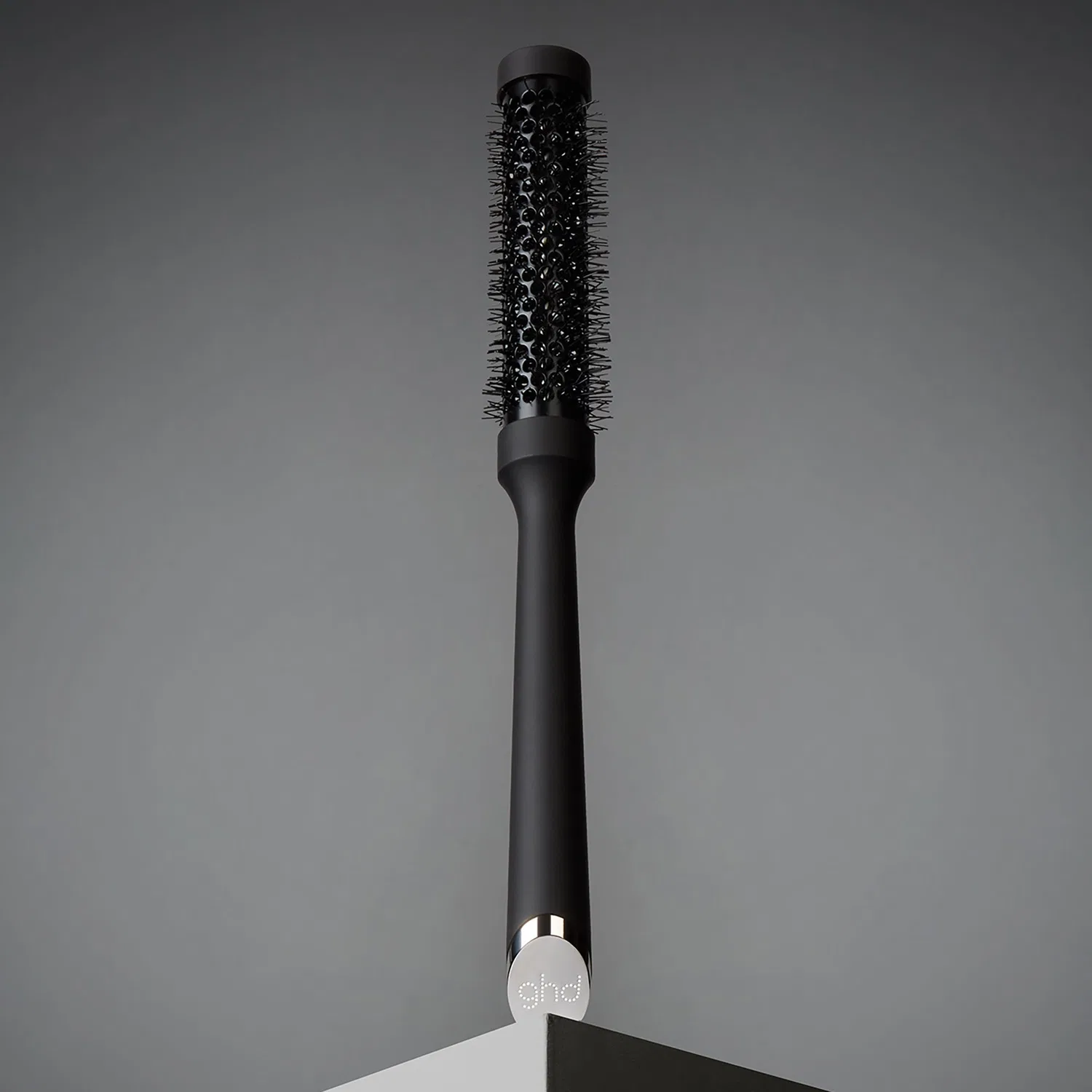 Щетка для укладки волос керамическая с вентиляцией 25 мм The Blow Dryer Ceramic Radial Hair Brush Size 1, ghd — фото 4