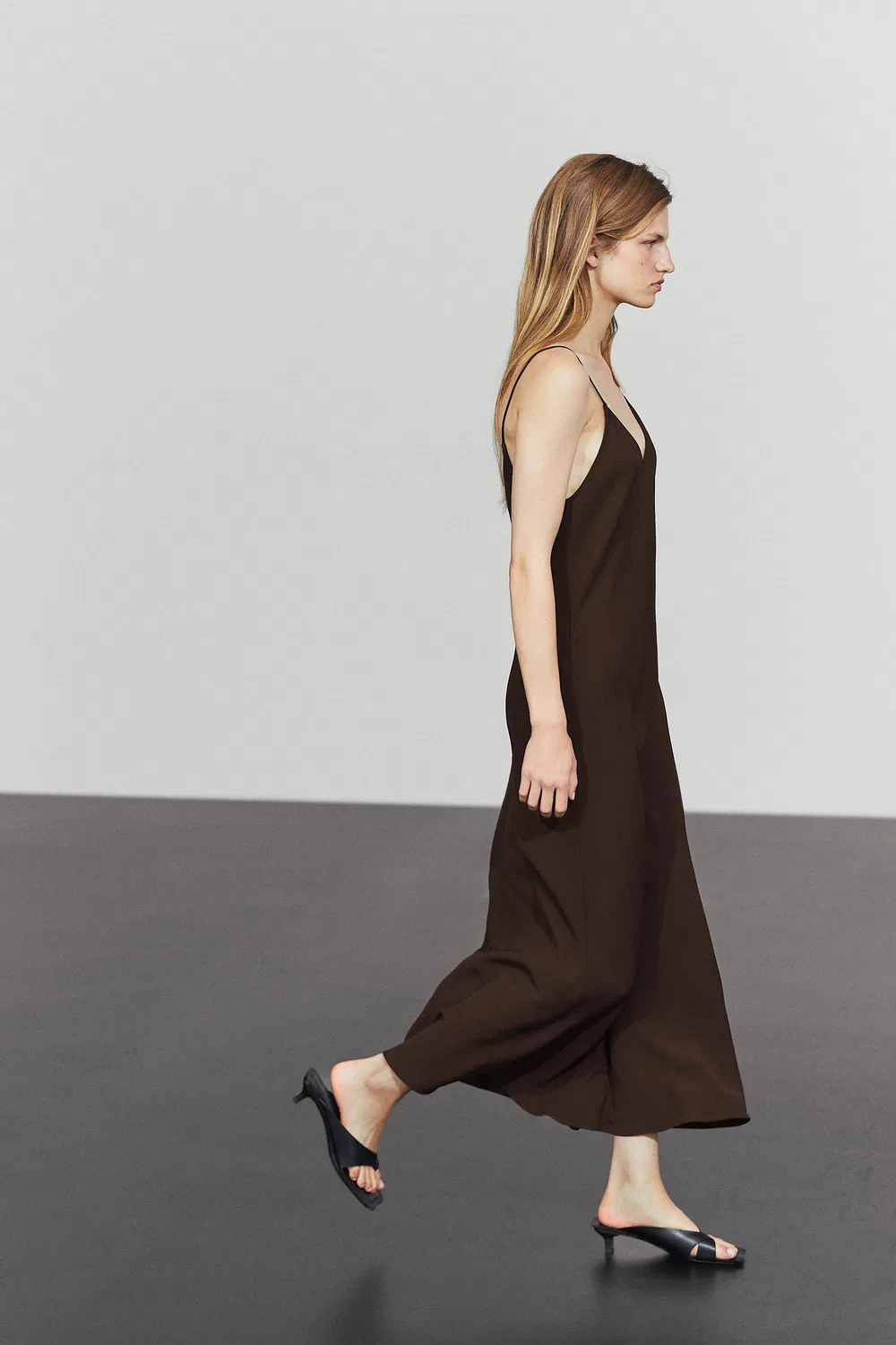 Платье Massimo Dutti, миди с тонкими бретелями, коричневое — фото 3