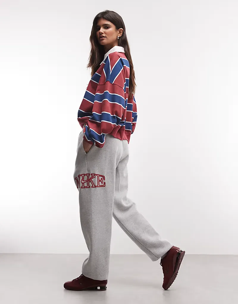 Спортивные брюки Nike Studio Fleece средней плотности с графическим принтом в стиле университетской формы, серый