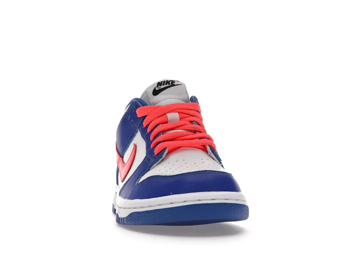 Детские кроссовки Lifestyle с модельным названием Nike Dunk Low Nike, White/Bright Crimson-Game Royal-Black — фото 2