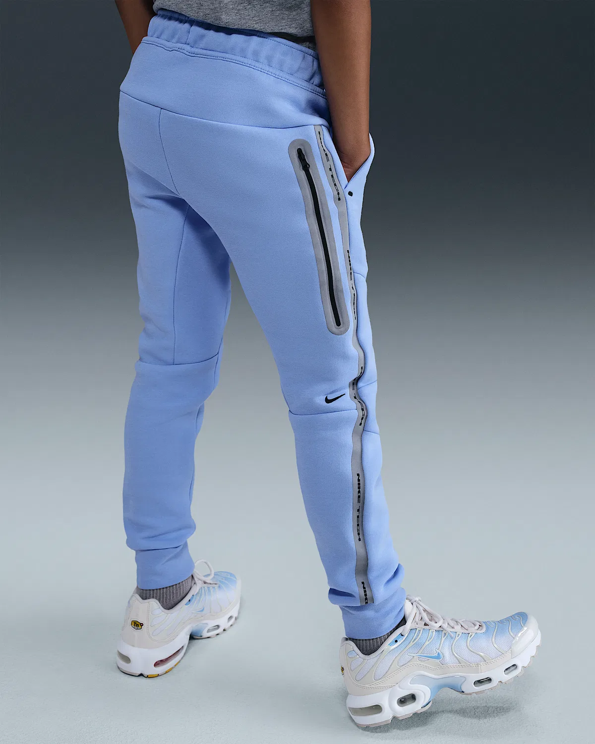 Джоггеры для старших детей Nike Sportswear Tech Fleece со светоотражающими элементами, Aluminum/Black/Black — фото 4