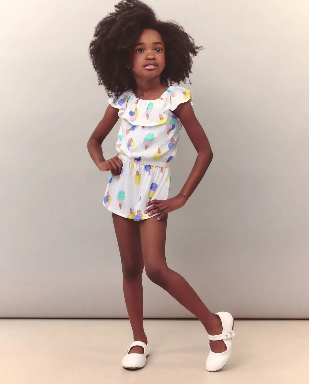 Детский комбинезон для девочек с принтом Mono estampado de tirantes con volante en el escote de niña Rosa Kids El Corte Inglés, Blanco