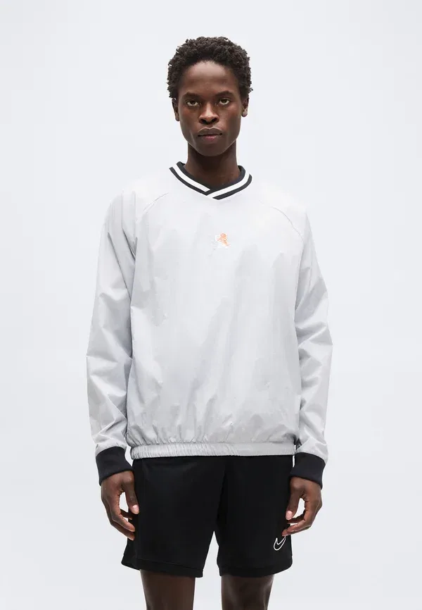 Футбольные брюки с технологией Dri-fit Chelsea fc academy - club wear Nike Performance, Wolf Grey, Pitch Blue, Turf Orange, White, белый/темно-синий/оранжевый/серый — фото 3