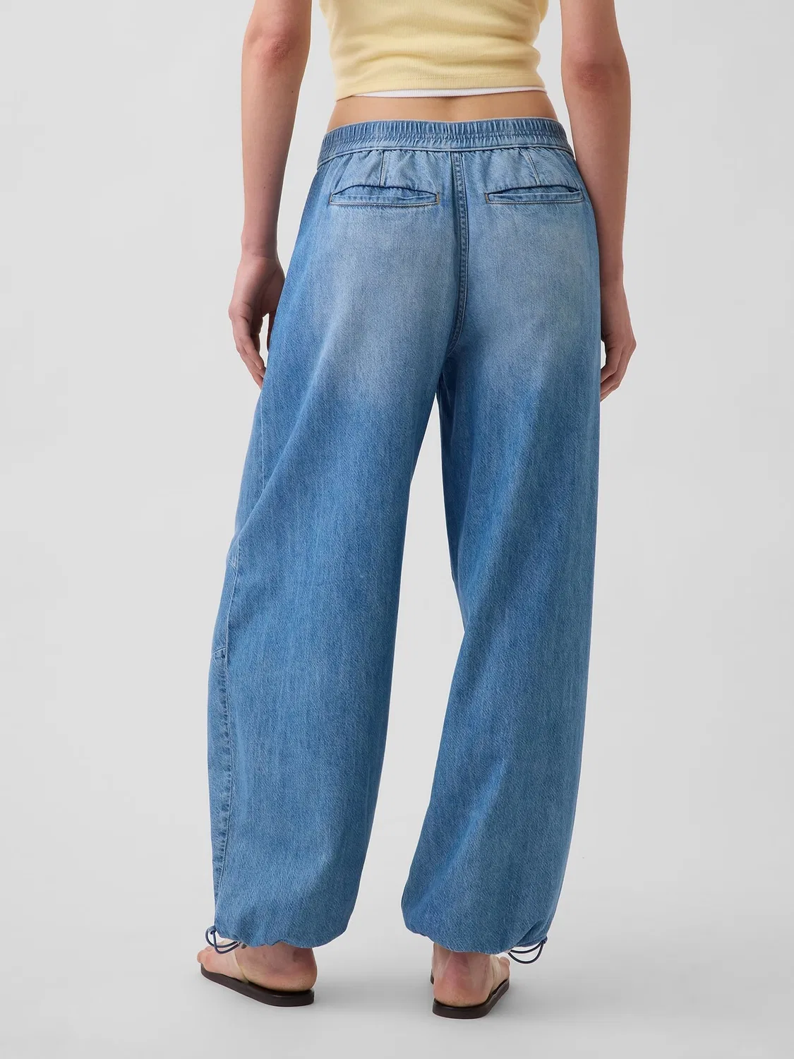Джинсы клеш Gap UltraSoft Cuffed Barrel, Medium Wash — фото 2