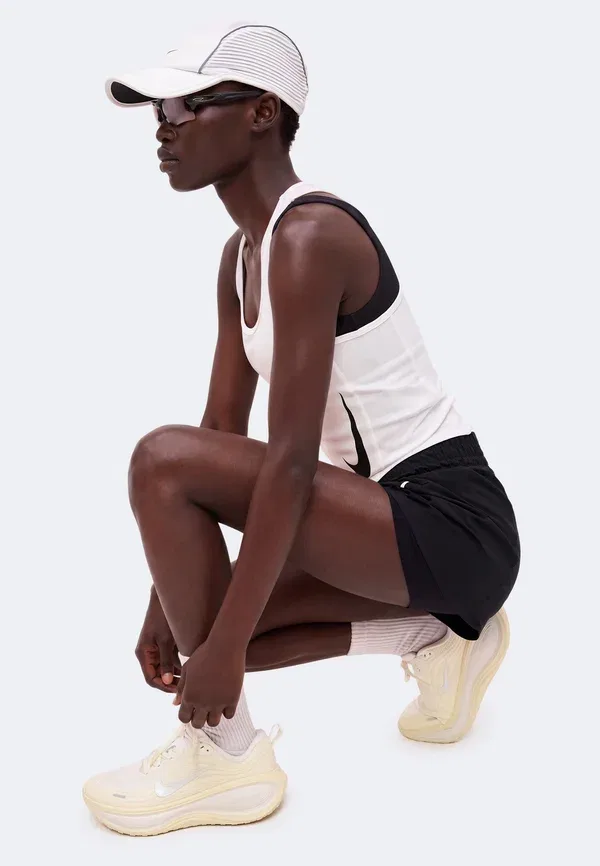 Топ женский дышащий Tempo Run Tank Nike Performance white/black, белый/черный — фото 4