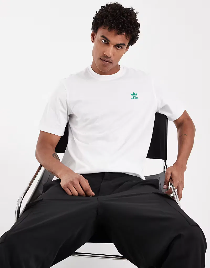 Свободная футболка Adidas Originals Essentials белого и, зеленый