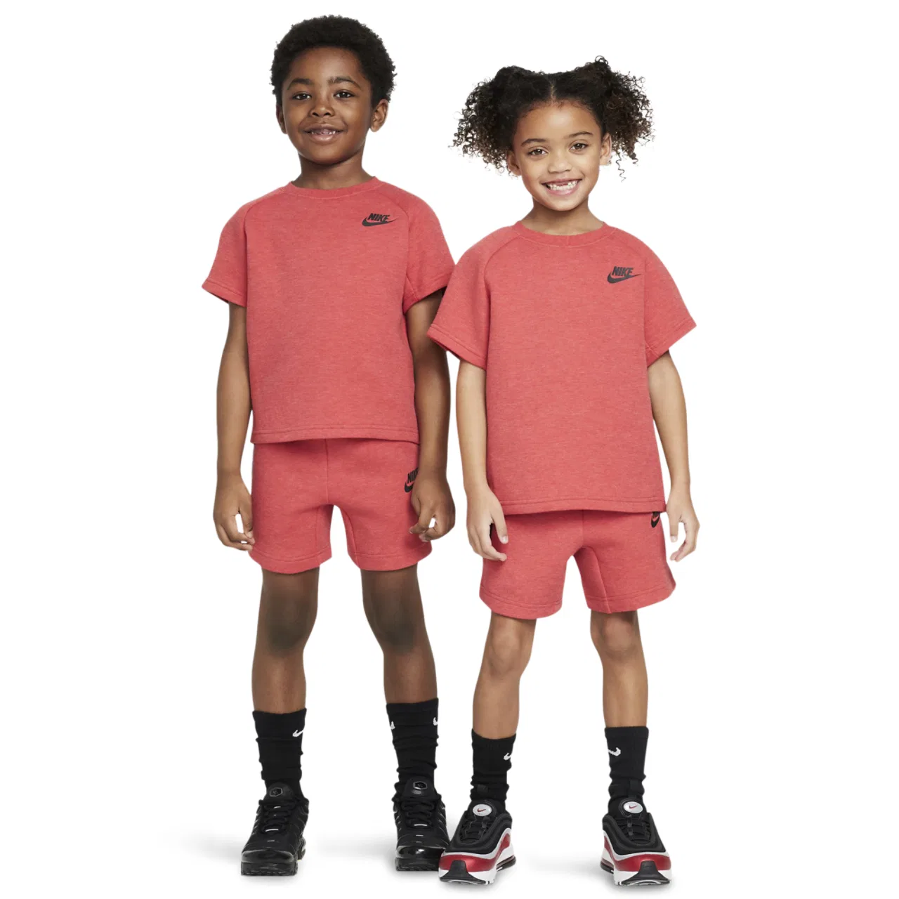 Комплект из футболки и шорт Nike Tech Fleece для мальчиков, цвет University Red/University Red