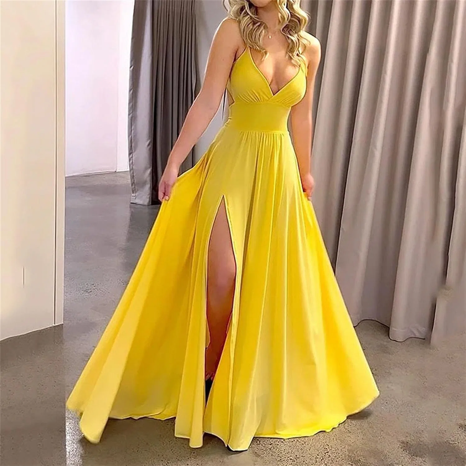 Женское летнее платье с V-образным вырезом на бретелях с разрезом, Yellow — фото 2