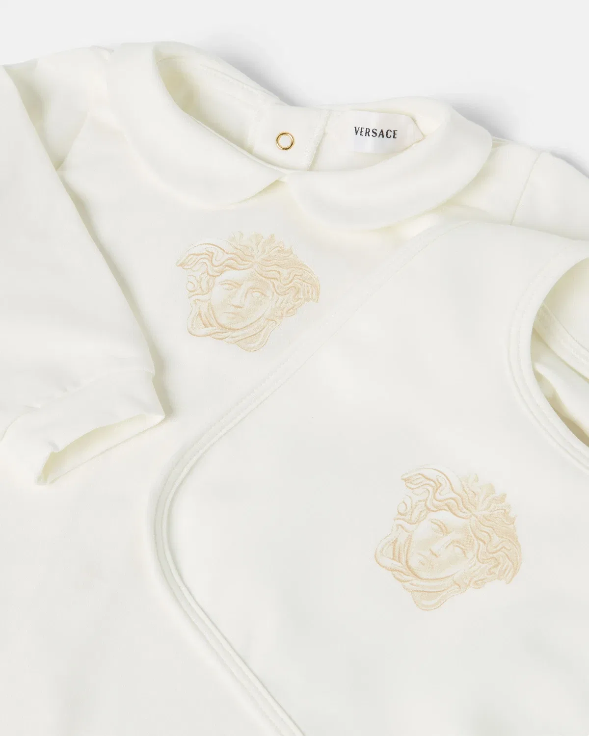 Детский комплект пижамный из эластичного хлопкового трикотажа с принтом Versace, белый — фото 3