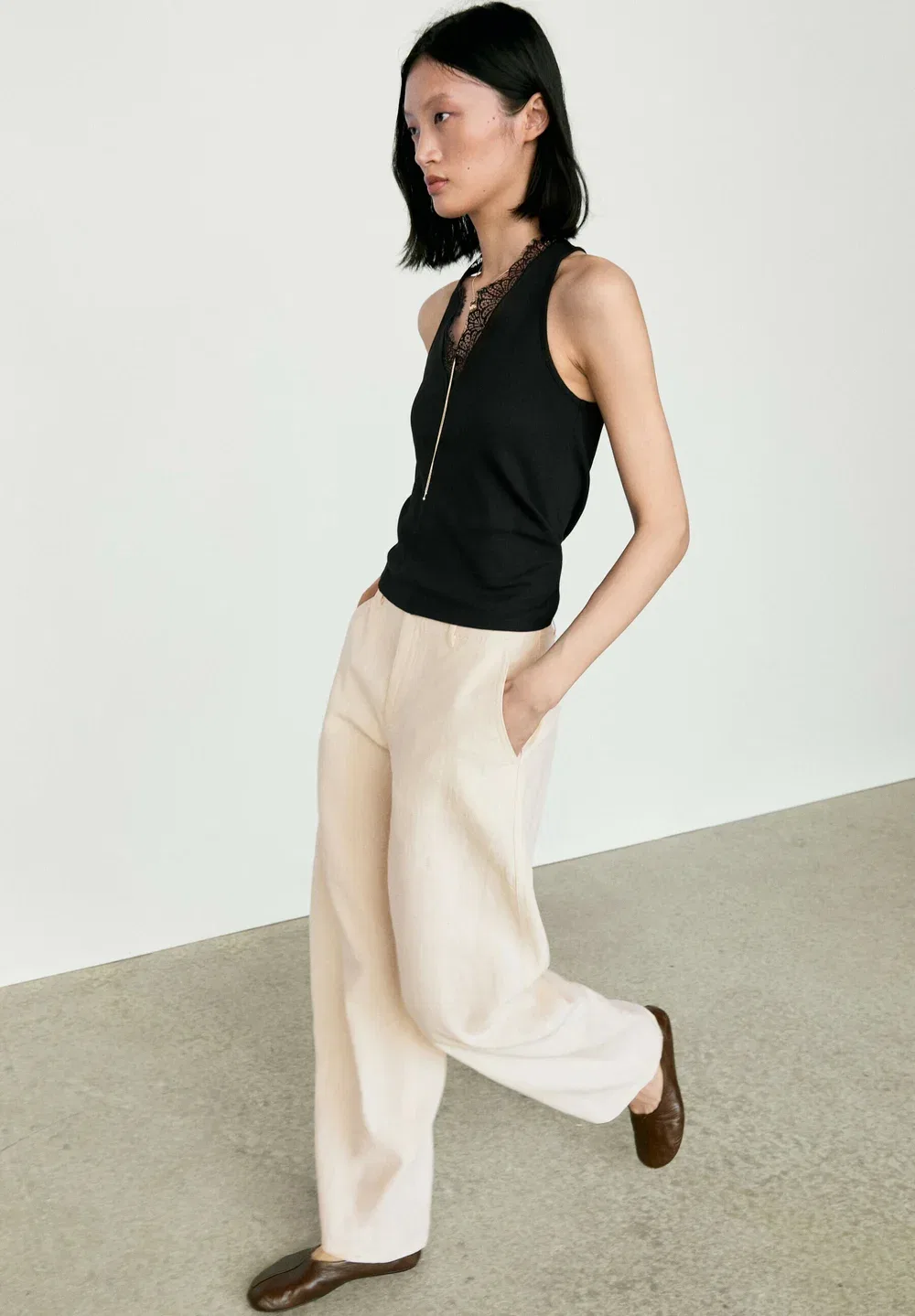 Топ-Майка с V-образным вырезом и кружевной отделкой - топ Massimo Dutti, Black — фото 3