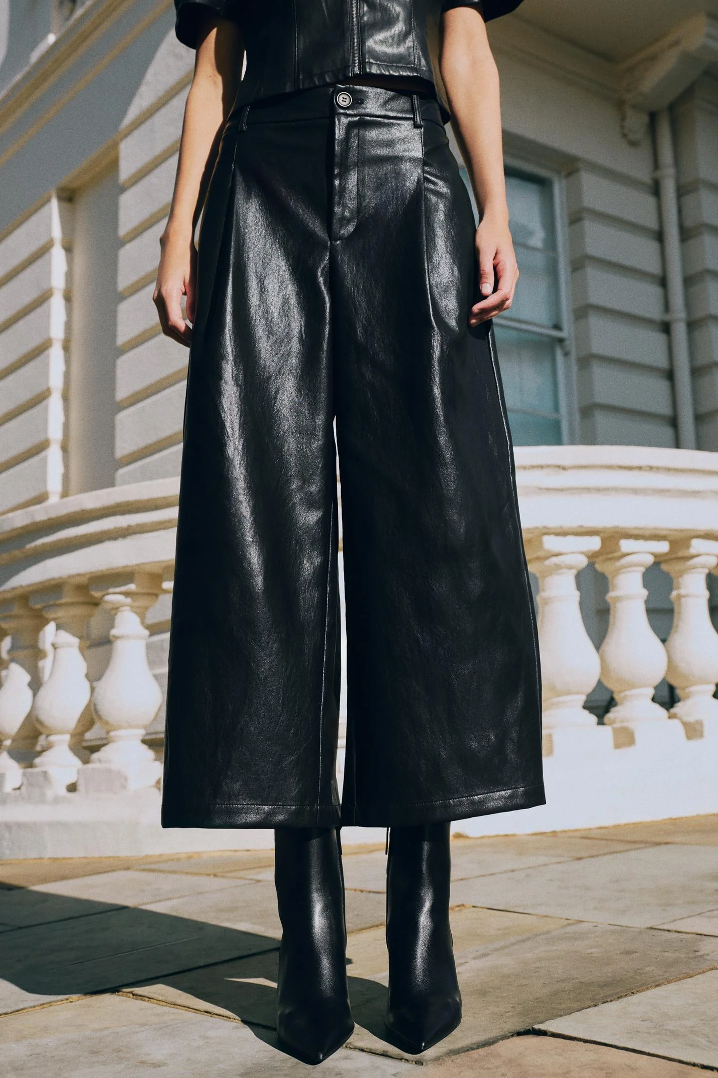 Брюки Zara кюлоты с эффектом кожи, черный